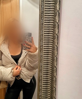 Живу в самой живописной Москве 🌃, где всегда есть место для магии и страсти. Позволь мне показать тебе новые грани наслаждения и исполнить твои самые сокровенные фантазии.
У меня есть все возможности, чтобы сделать нашу встречу незабываемой: я умею создать атмосферу, где время перестанет существовать, а только ты и я будем погружены в безмятежный уголок наслаждения. Мои услуги настолько разнообразны, что ты точно найдешь то, что ищешь.
Мои клиенты всегда остаются впечатленными: они говорят, что я создаю магию, от которой невозможно устоять. Мое обаяние и интеллект сделают нашу встречу не только страстной, но и интересной. Жду тебя, чтобы сделать нашу ночь незабываемой. 💋💫
❗️Записывайся со мной заранее, чтобы убедиться, что я свободна для тебя. Рада буду тебя приветствовать в Москве! 🗺+🏙 Ева